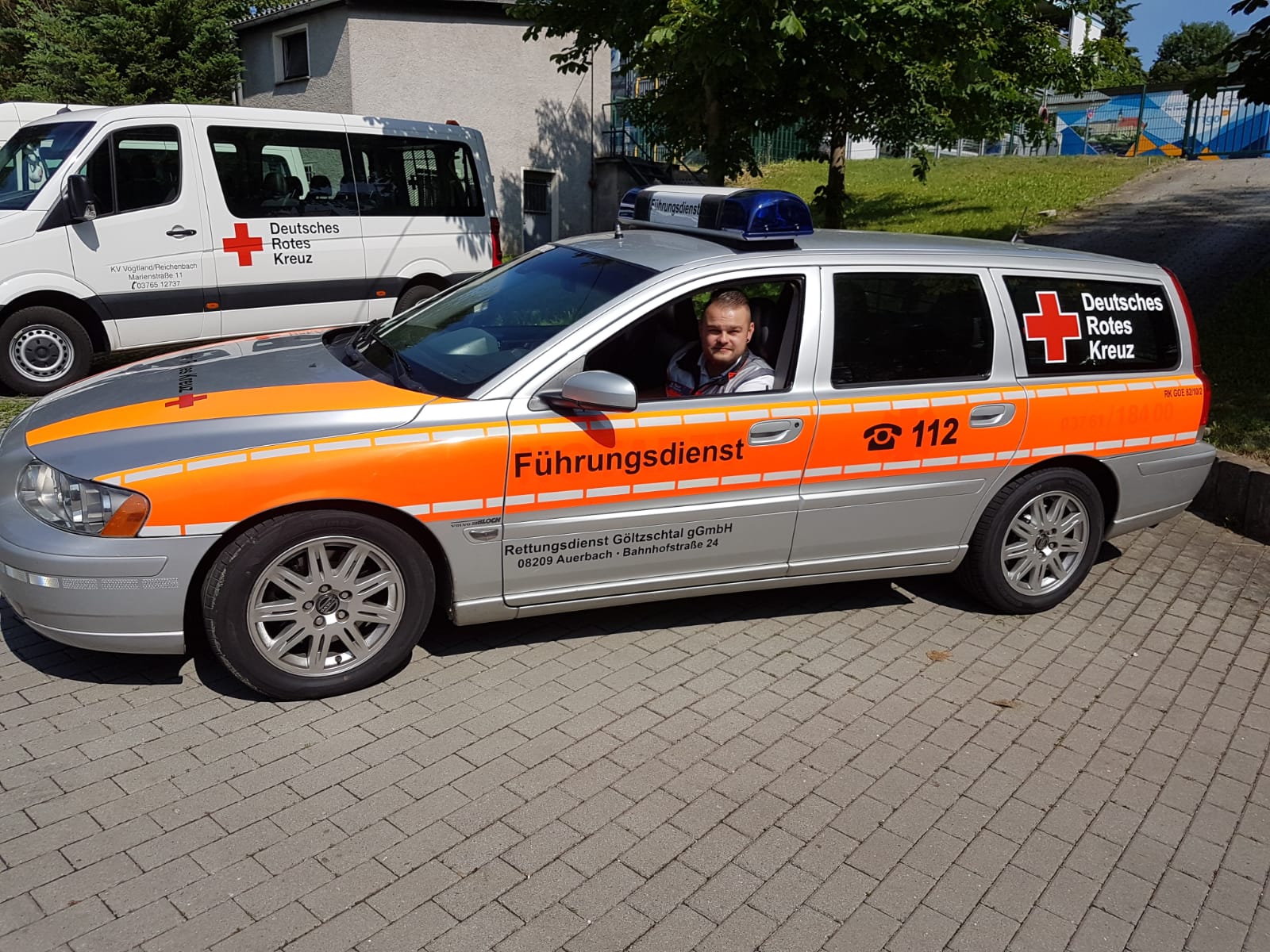 Fahrzeug des Führungsdienstes DRK Rettungsdienst Göltzschtal mit Fahrer